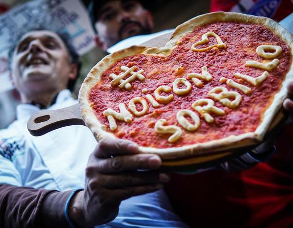 Napoli, riapertura pizzeria Sorbillo è festa di legalità. Abbac: Napoli non è Kabul, forze ordine garantiscono sicurezza e enti locali decoro e manutenzione
